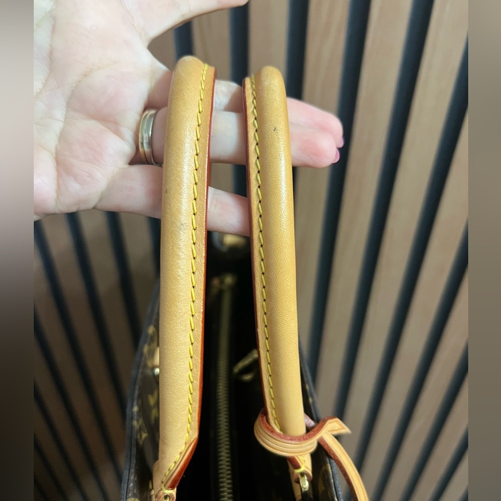 Louis Vuitton 
MONTAIGNE LEATHER HANDBAG in Excellent Condition - Picture 14 of 15